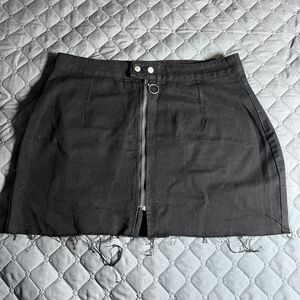 ✨Boohoo Blue Black Denim Mini Skirt Women’s Size 12 Raw Hem Zip Front Punk Y2K